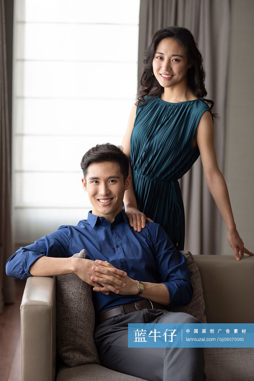 快乐的年轻夫妇在客厅度过美好时光-蓝牛仔影像-中国原创广告影像素材
