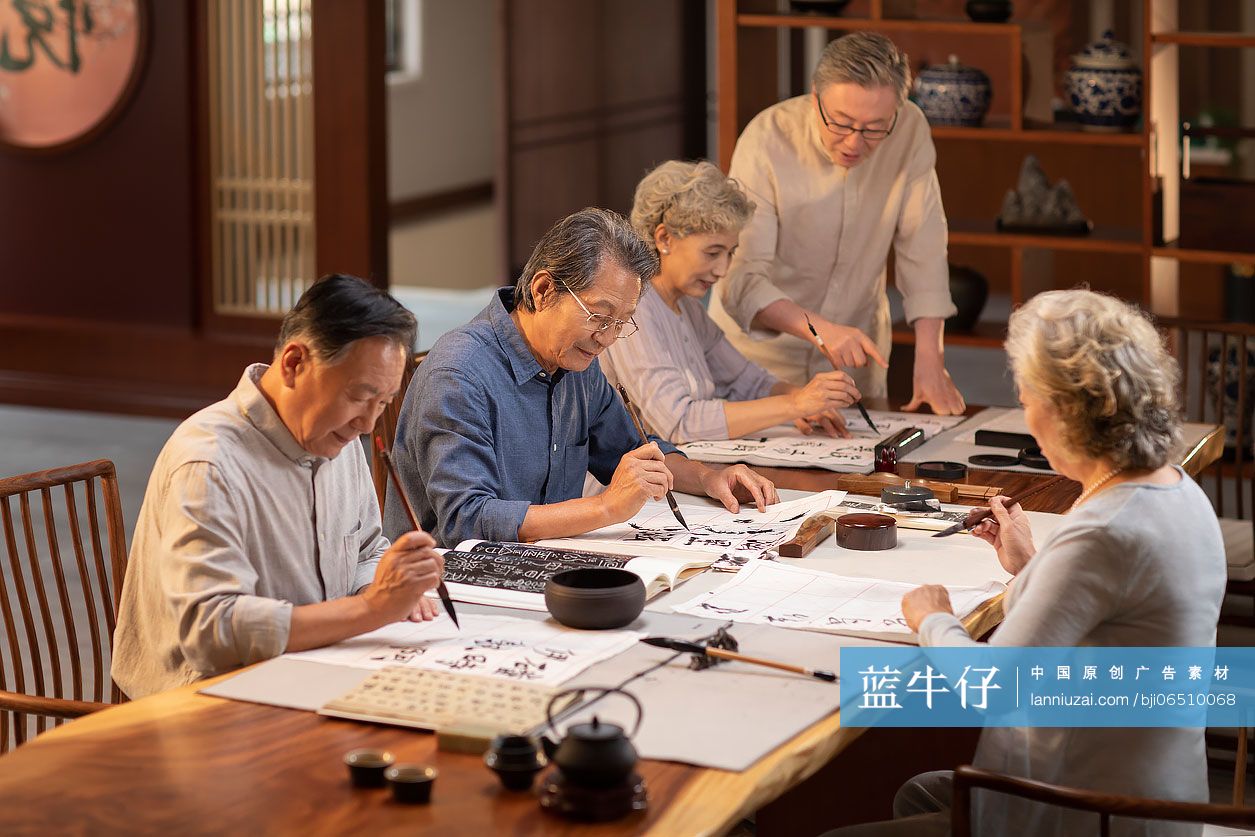 老人们聚在一起练习书法