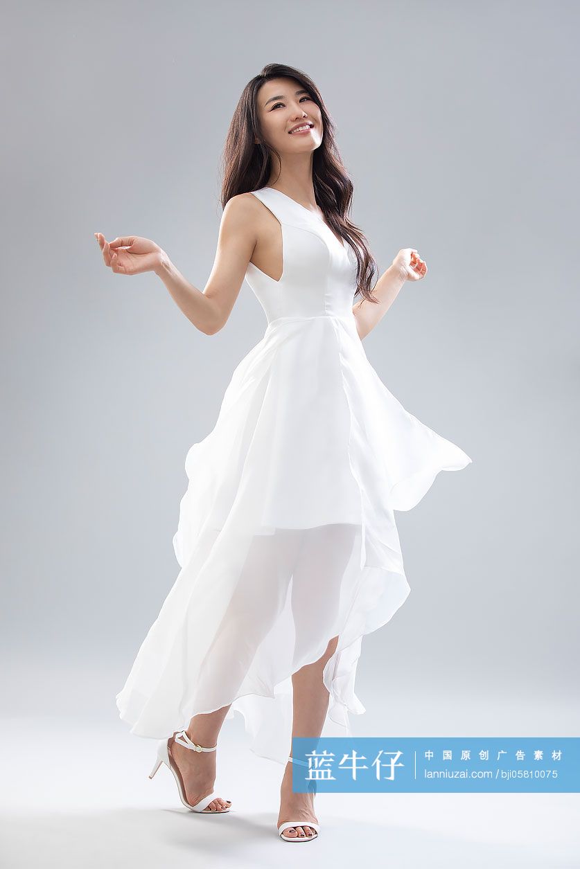 漂亮的年轻女子跳舞