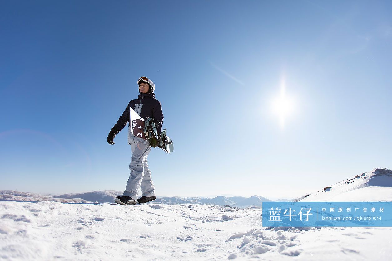 年轻男子户外滑雪