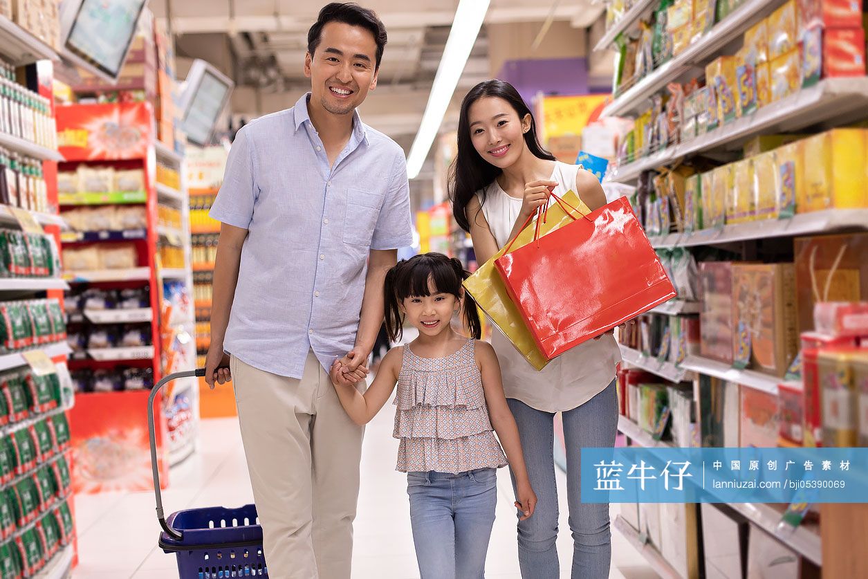 快乐的年轻家庭在超市购物