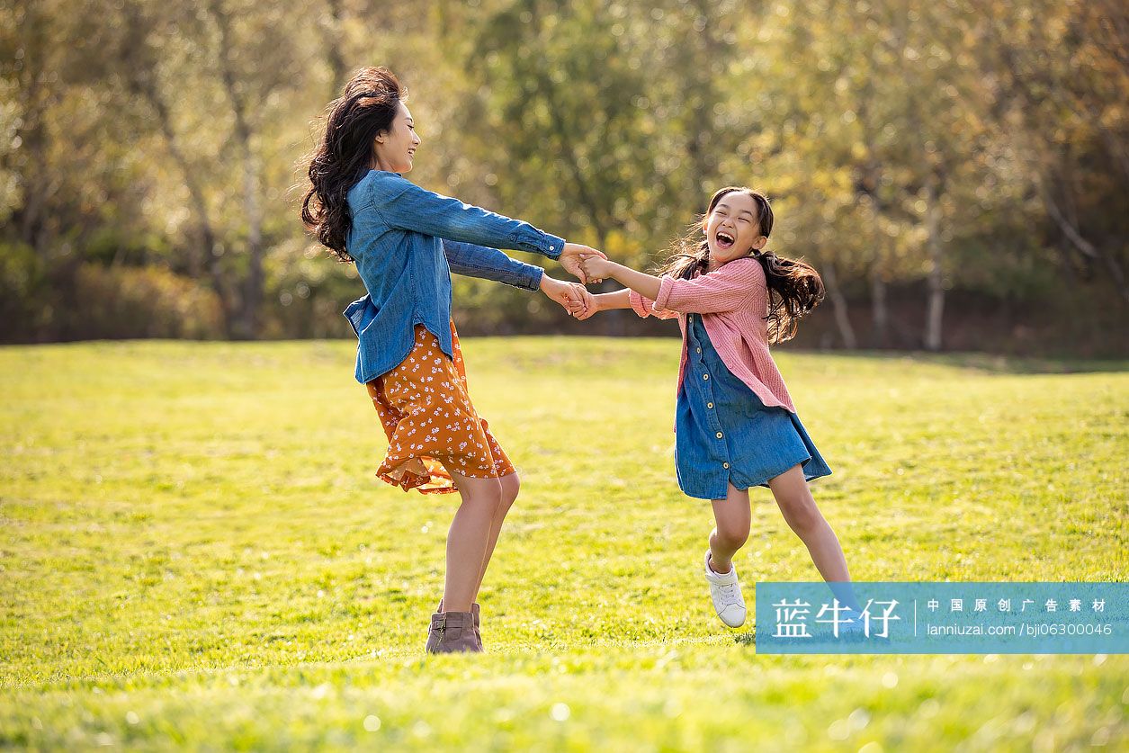 快乐的的母女俩在草地上玩耍