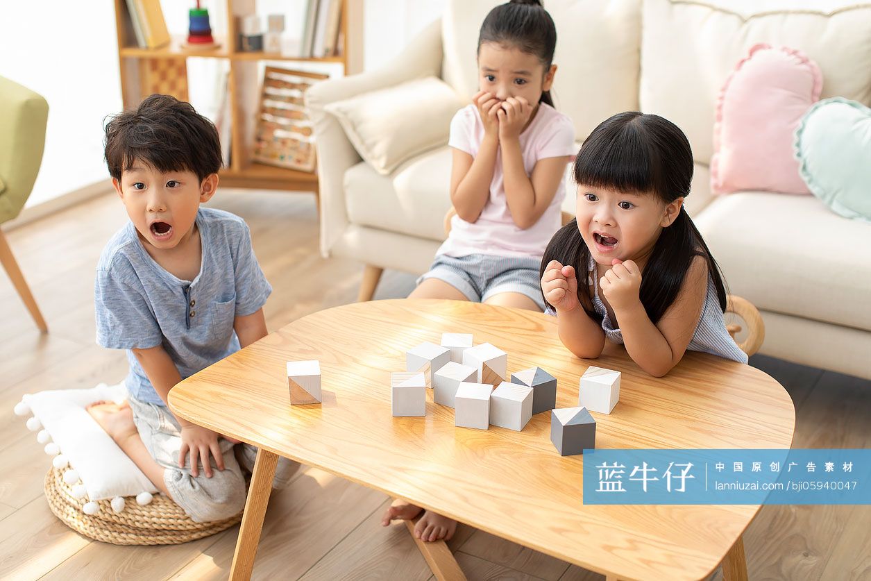 三个小朋友在客厅看电视