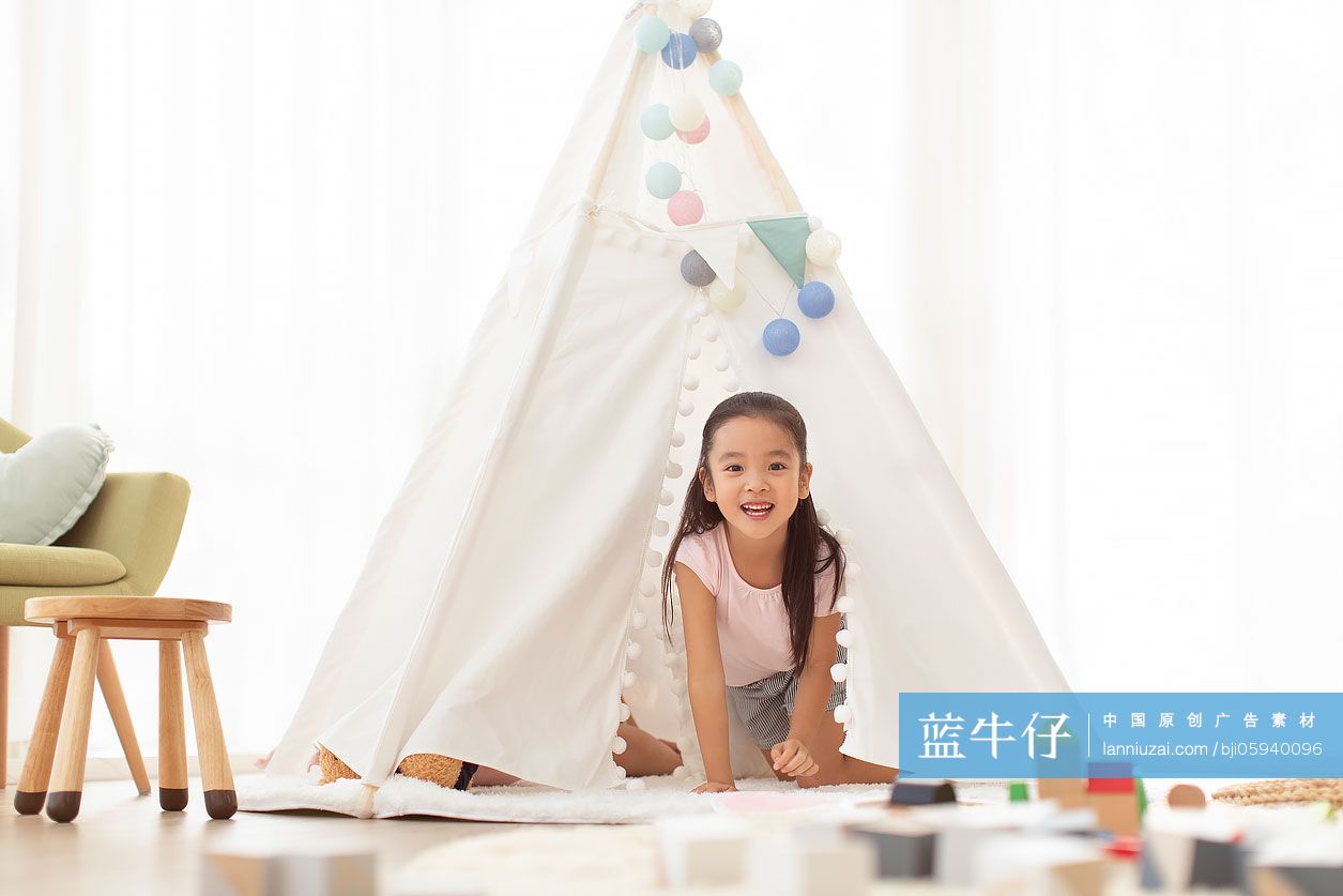 小女孩在帐篷里玩耍