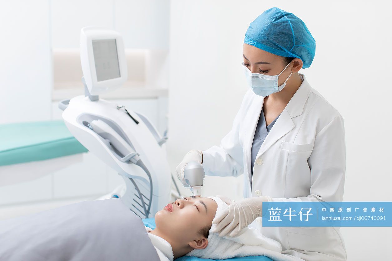 年轻女士医美护肤