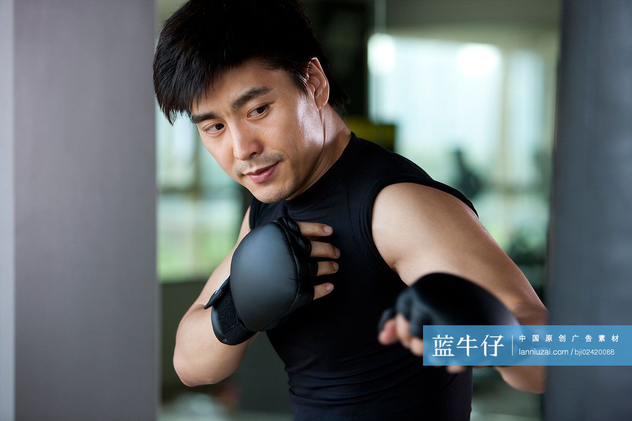 青年男子练习拳击