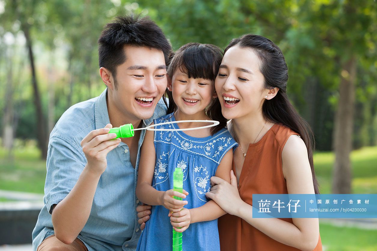 快乐的三口之家吹泡泡
