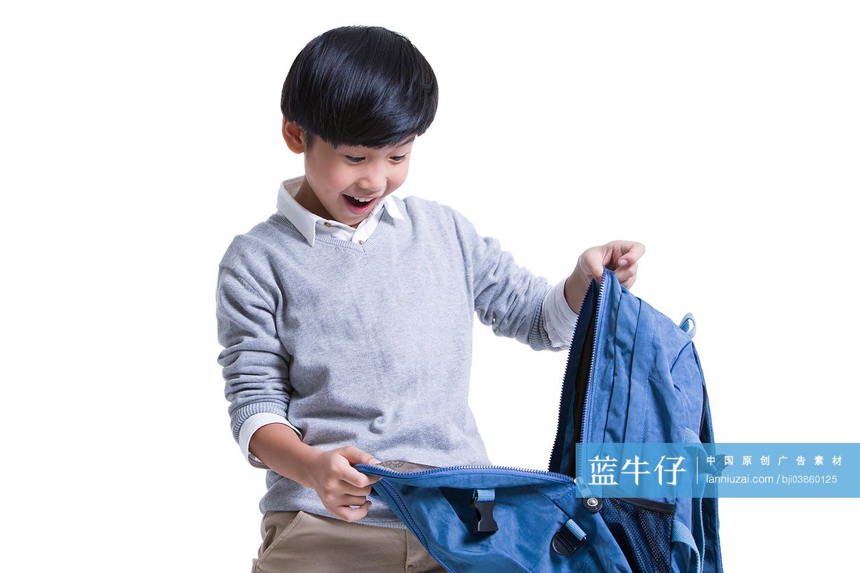 惊讶的小男孩打开书包