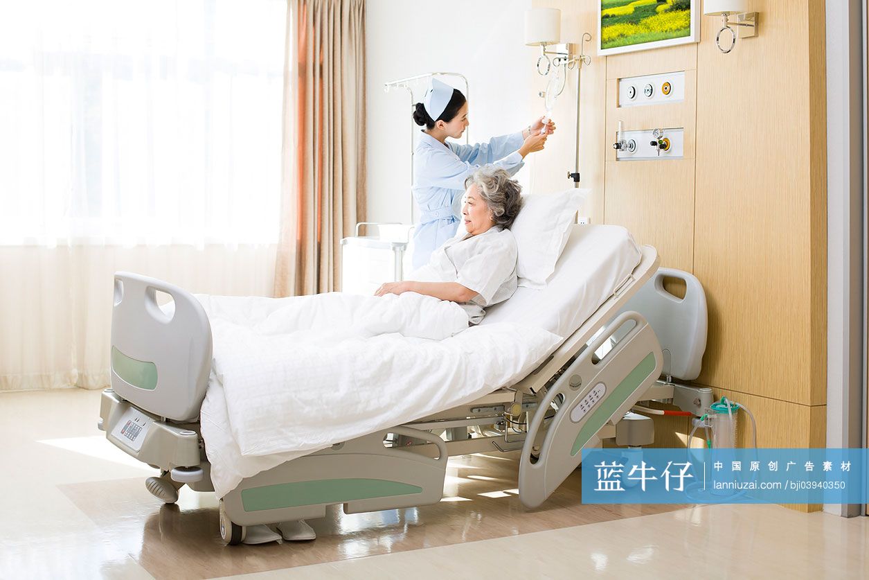 护士给病人换药