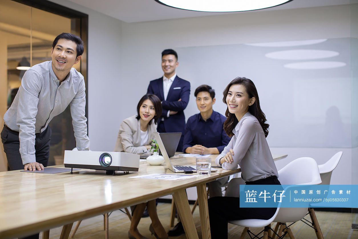 商务人士在会议室观看投影