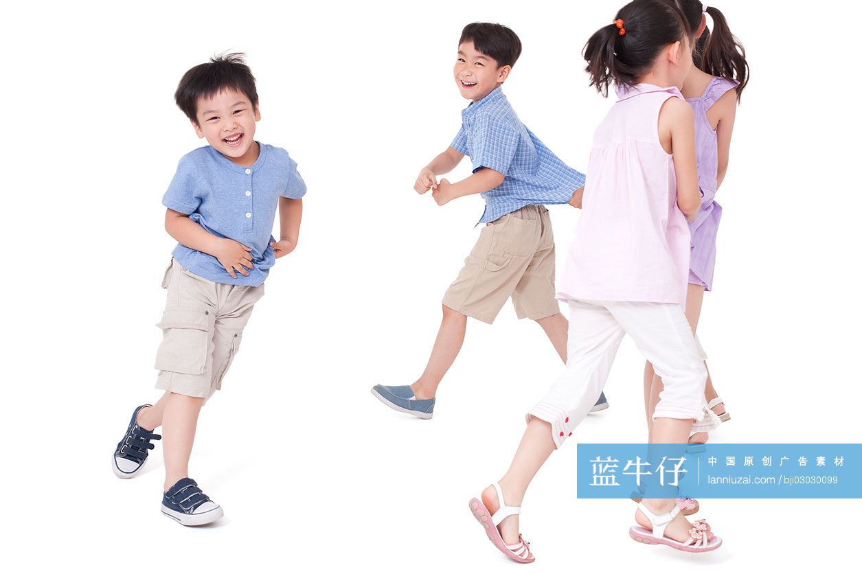 孩子们玩开火车游戏