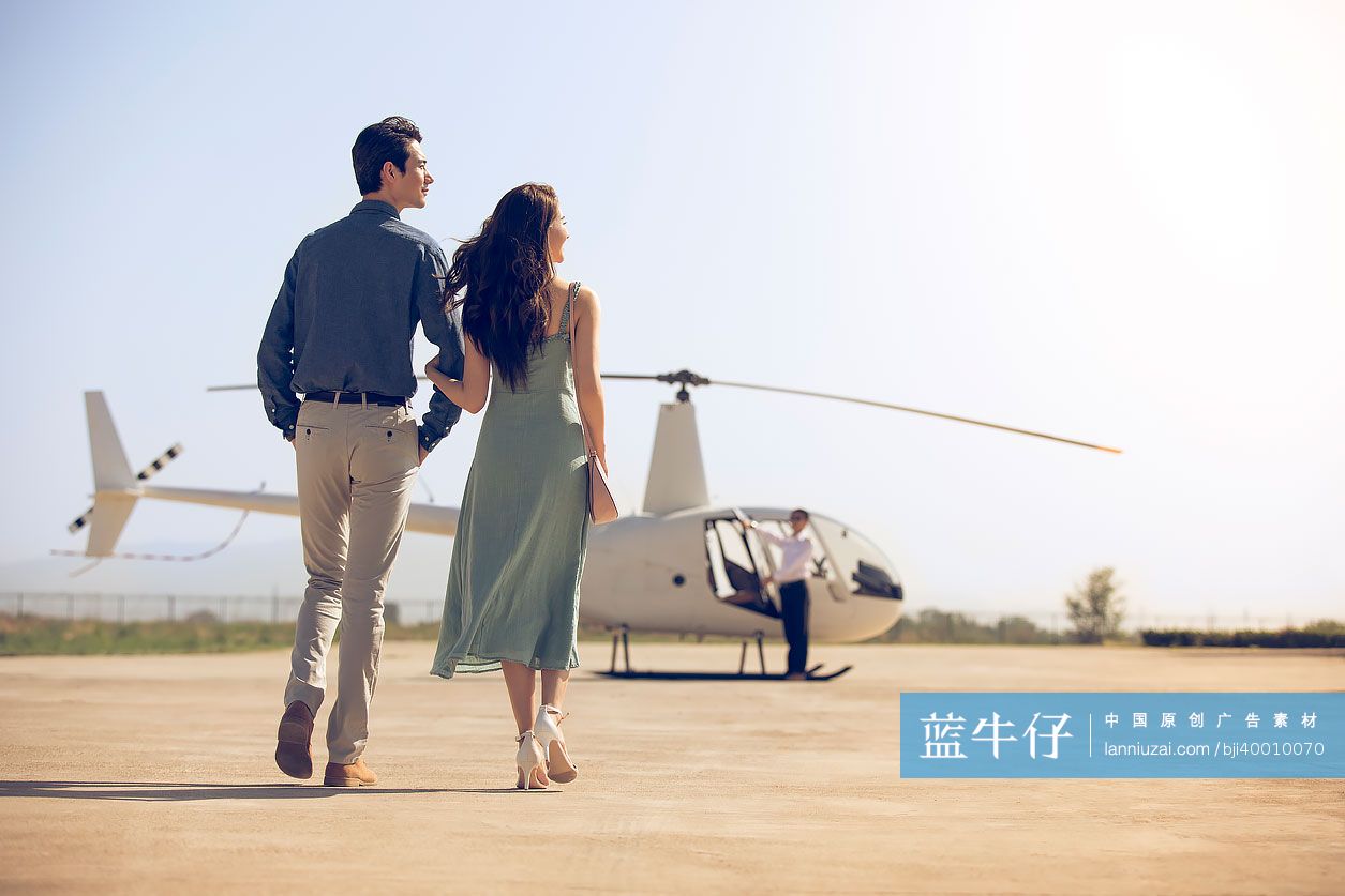 年轻情侣乘坐直升机旅行