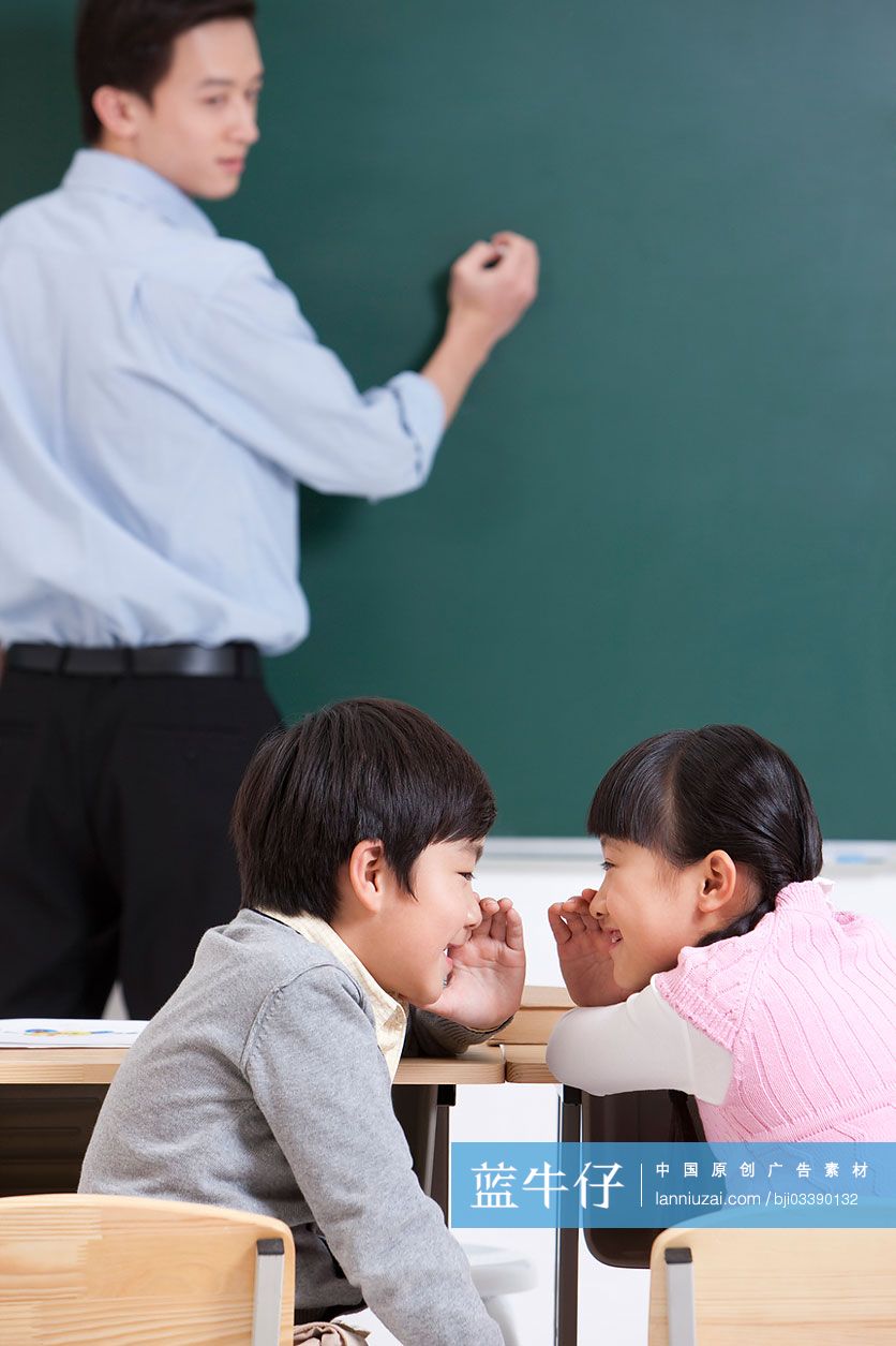 小学生课堂上说悄悄话