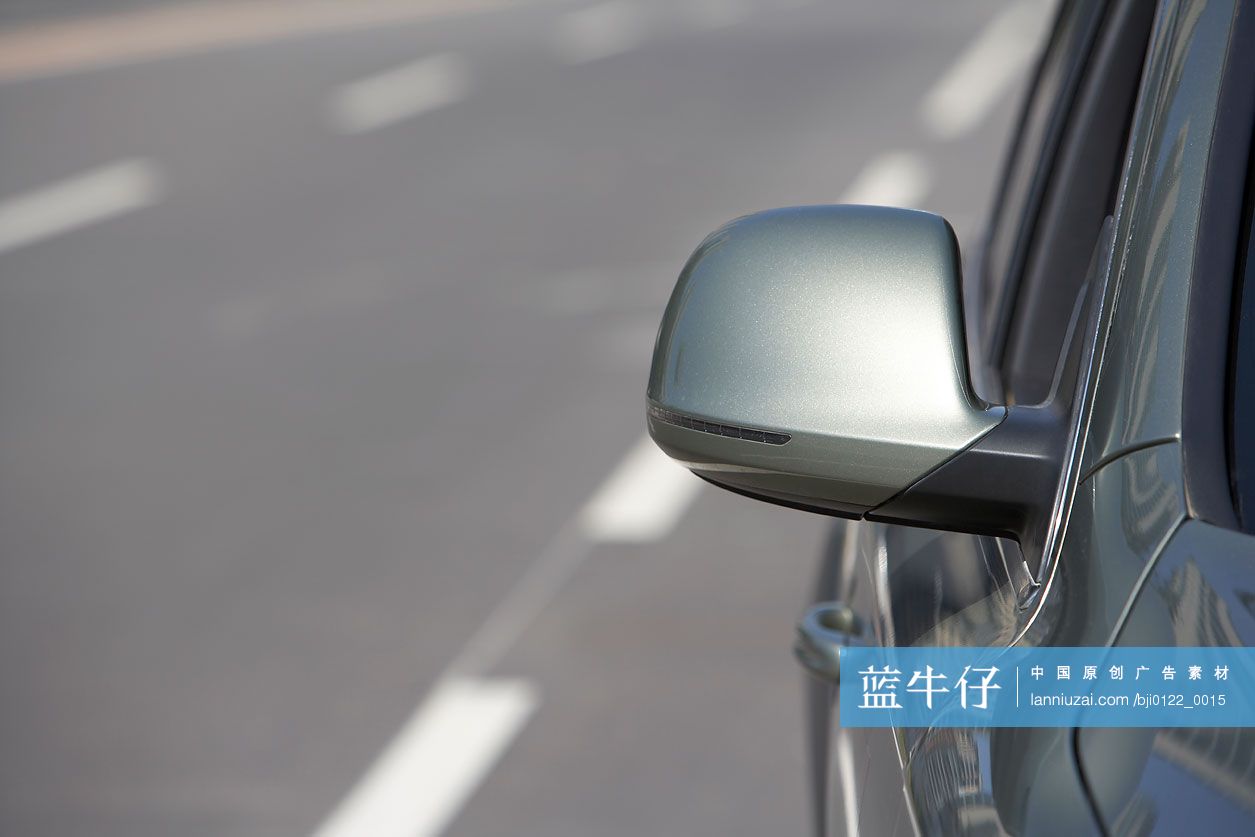 车的反光镜背面