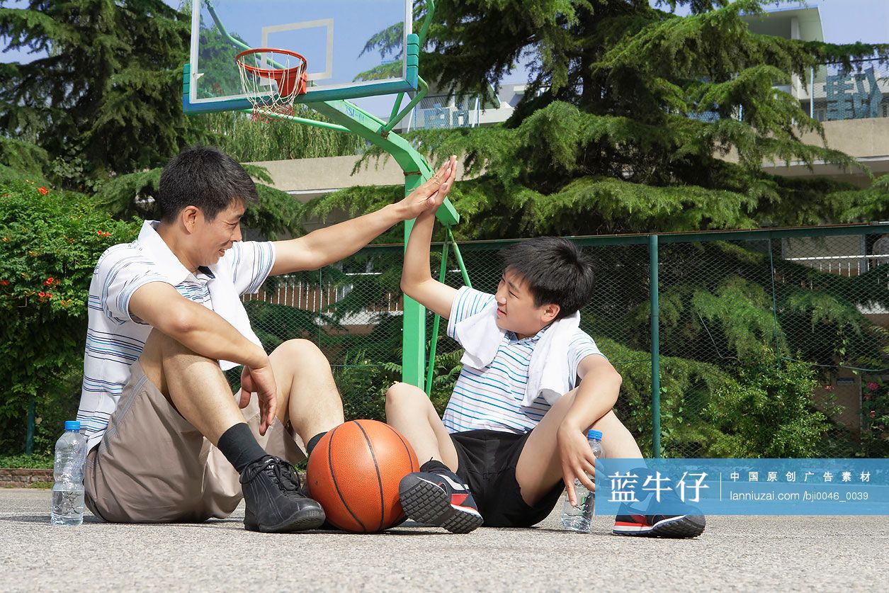 温馨父子打篮球