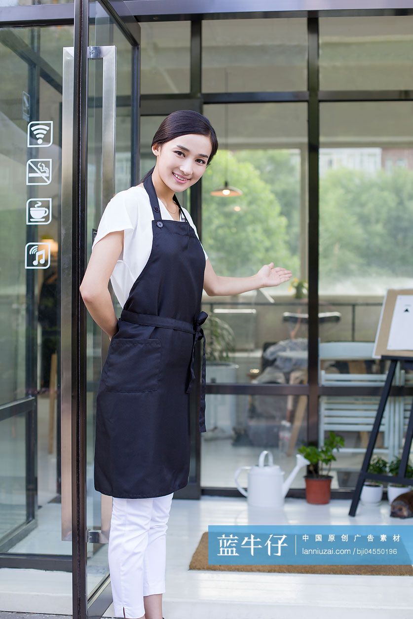 咖啡店女服务员做欢迎手势