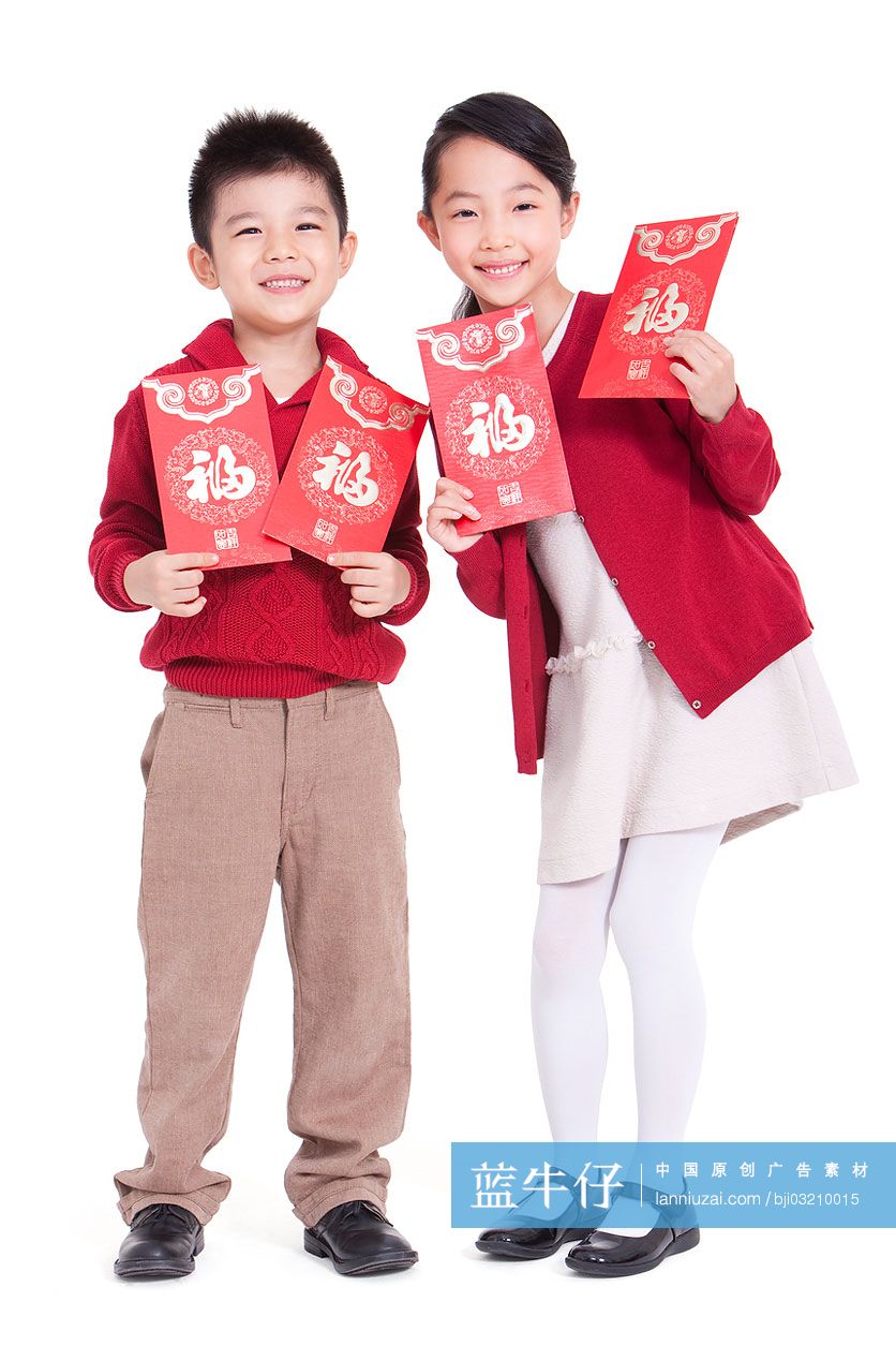 小男孩和小女孩手拿红包