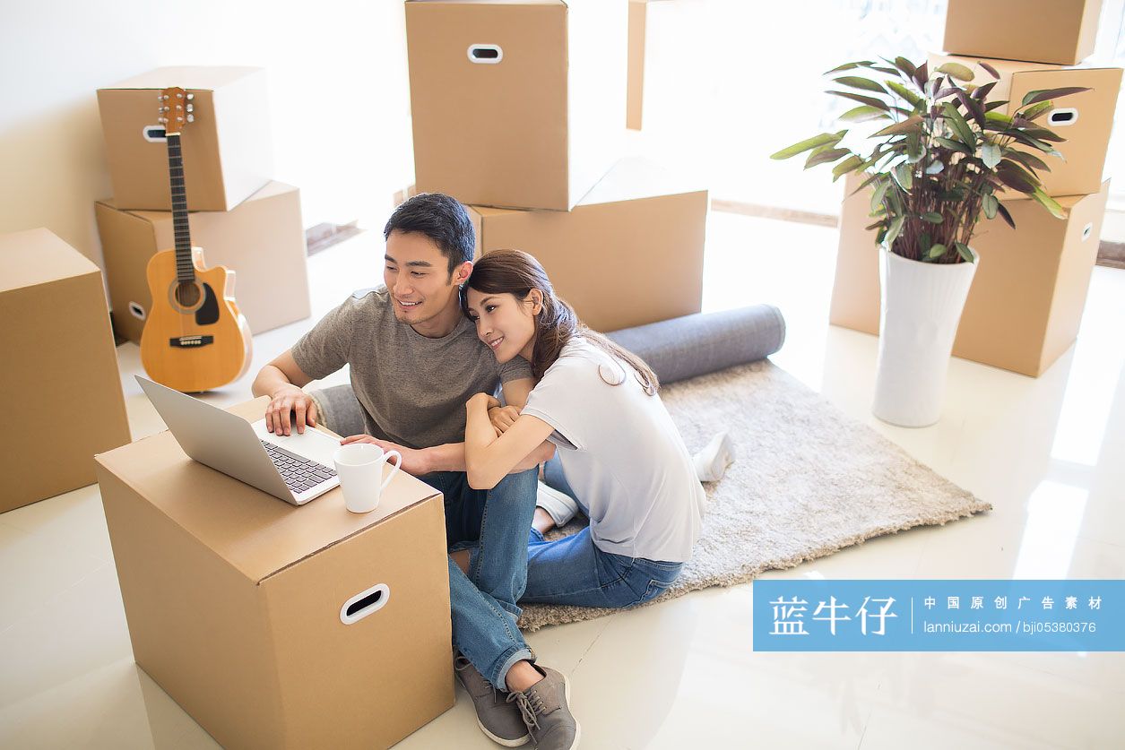 年轻夫妇在新房里使用笔记本电脑-蓝牛仔影像-中国原创广告影像素材