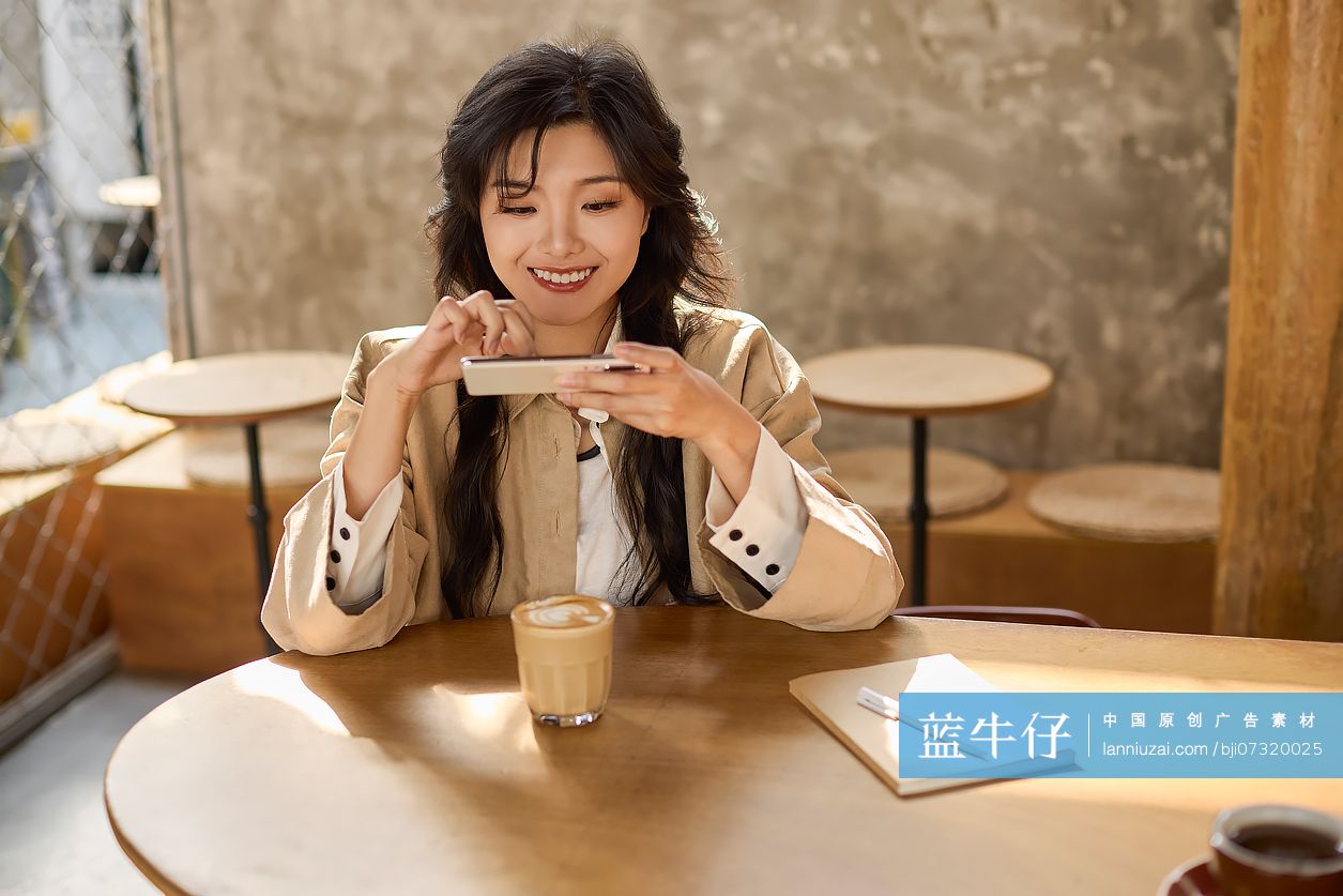 快乐女性在咖啡馆拍照