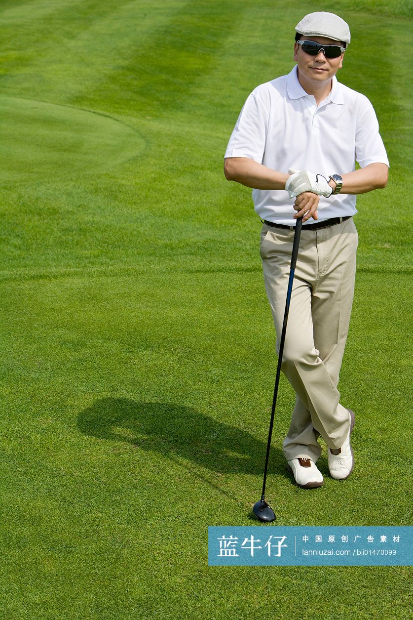 微笑的高尔夫男球手