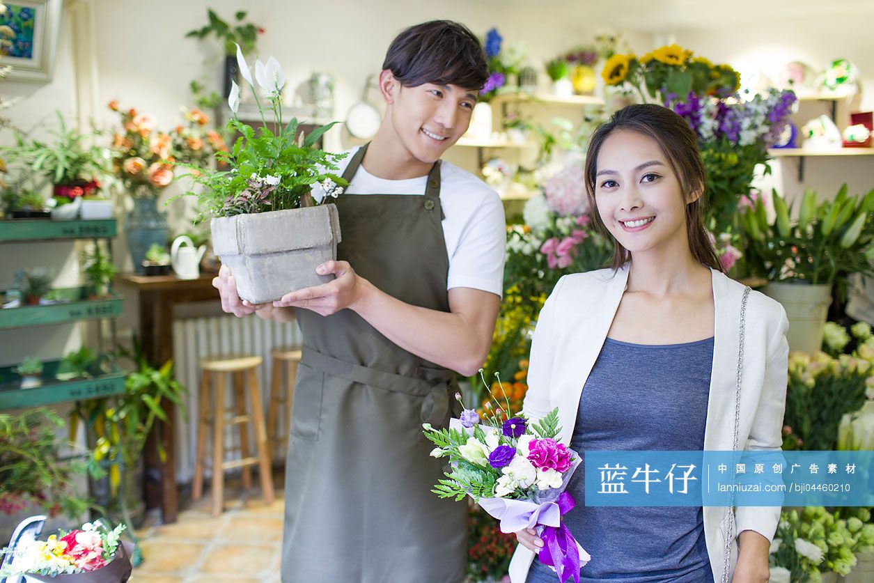 花店老板帮顾客选花