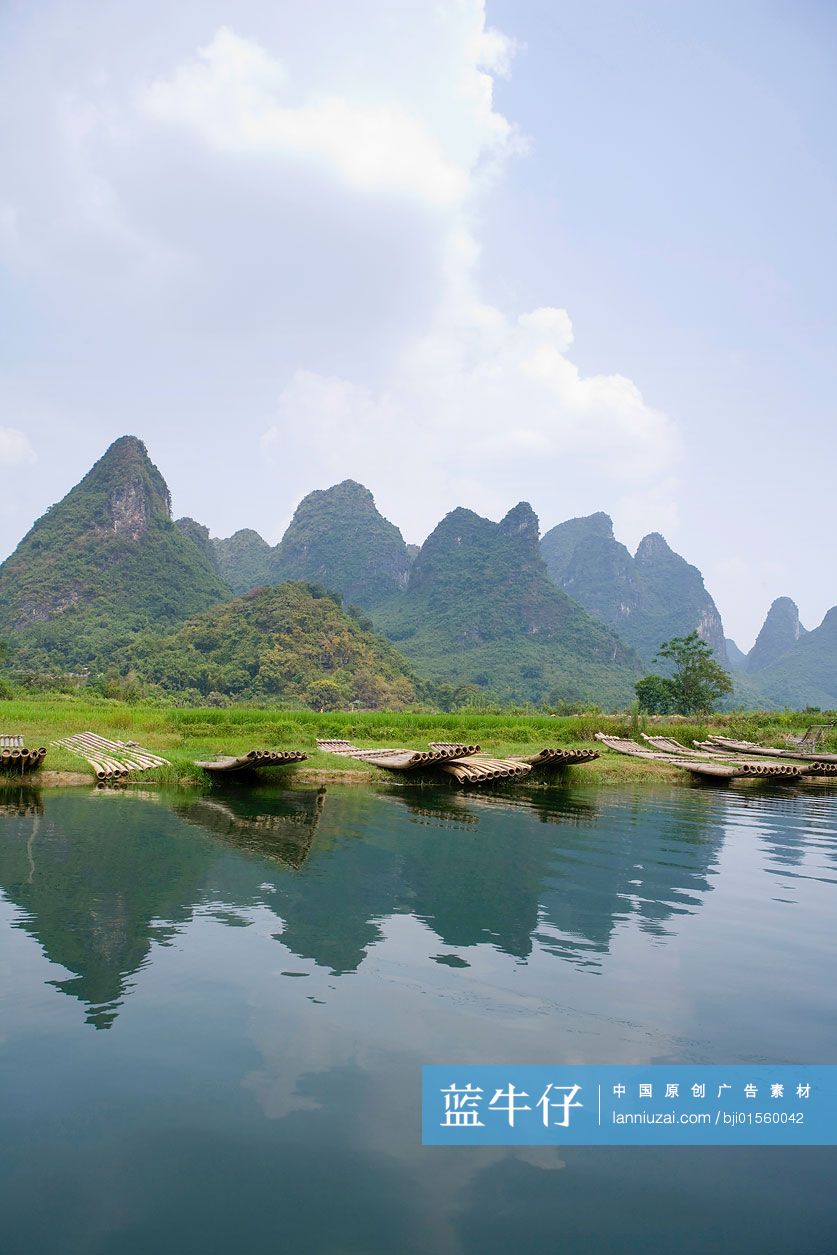 桂林漓江上的竹筏