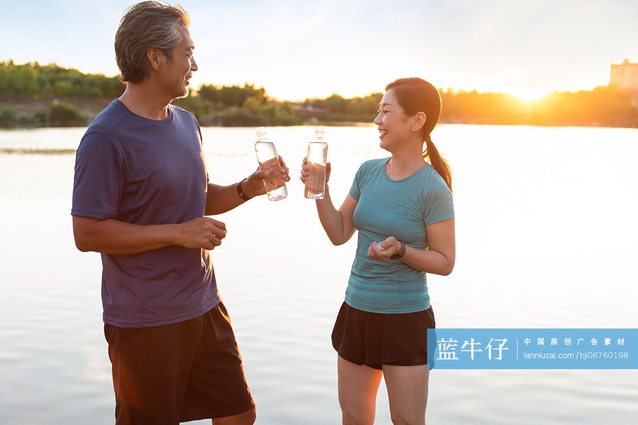 开心的中老年夫妇健身完喝水休息-蓝牛仔影像-中国原创广告影像素材