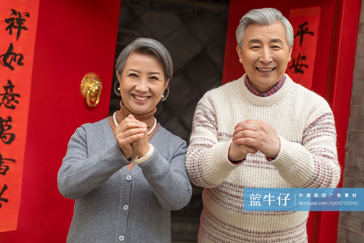 快乐的老年夫妇作揖拜年
