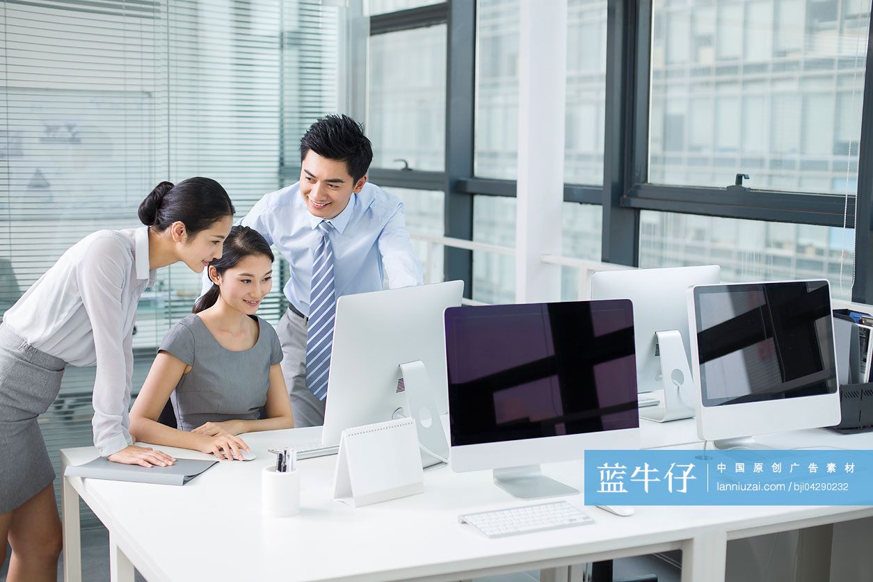 年轻商务人士在办公室使用电脑