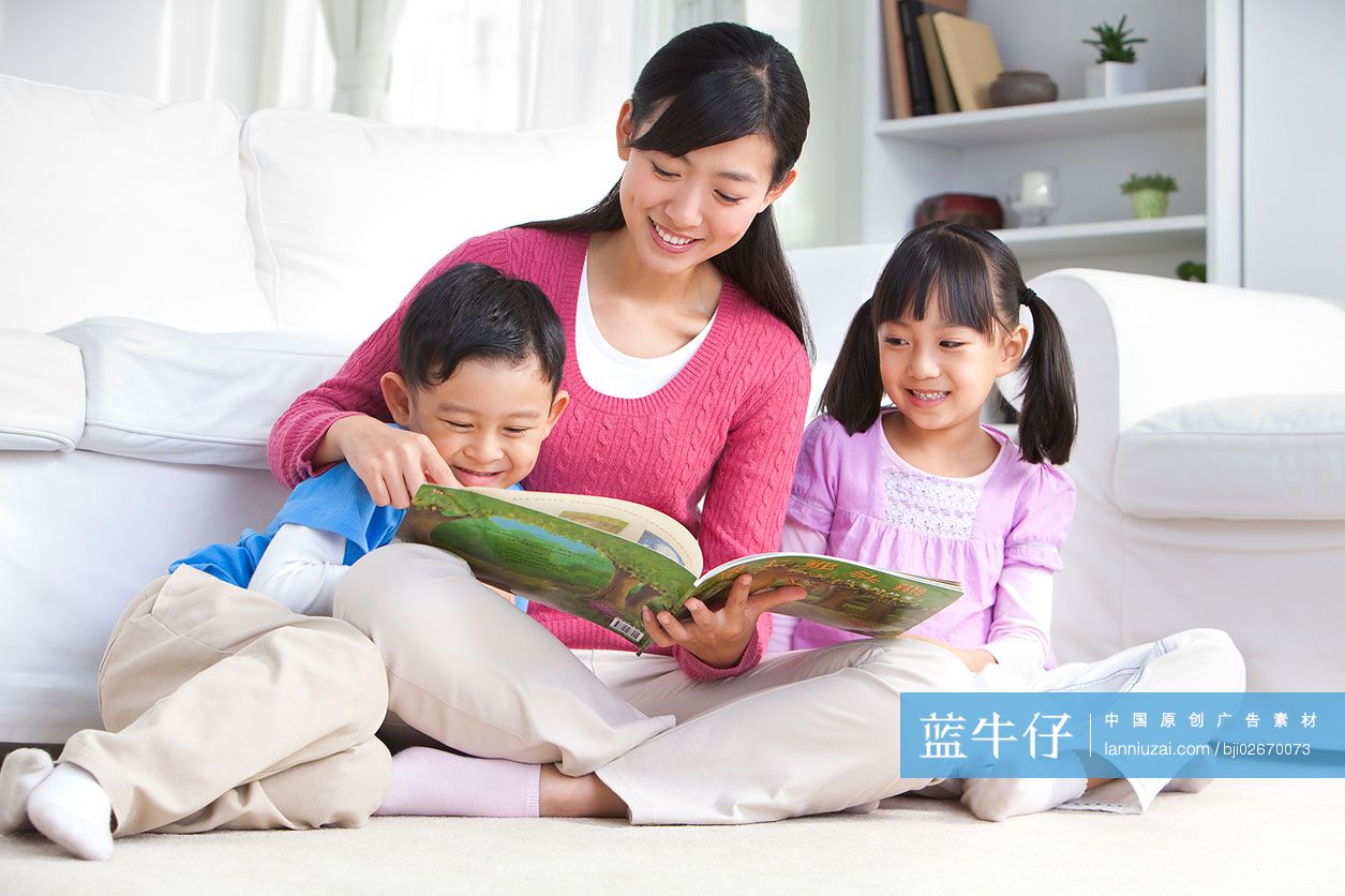 妈妈给孩子讲故事