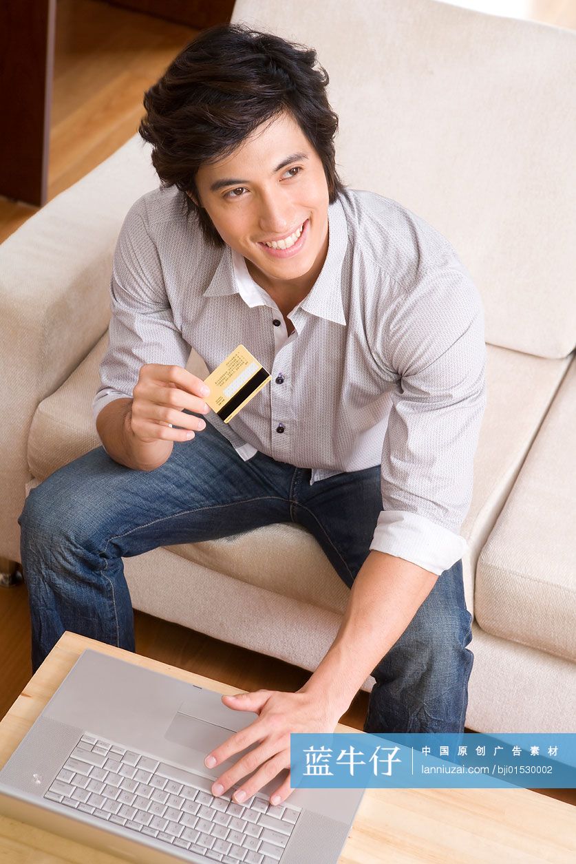 网上购物的年轻男子