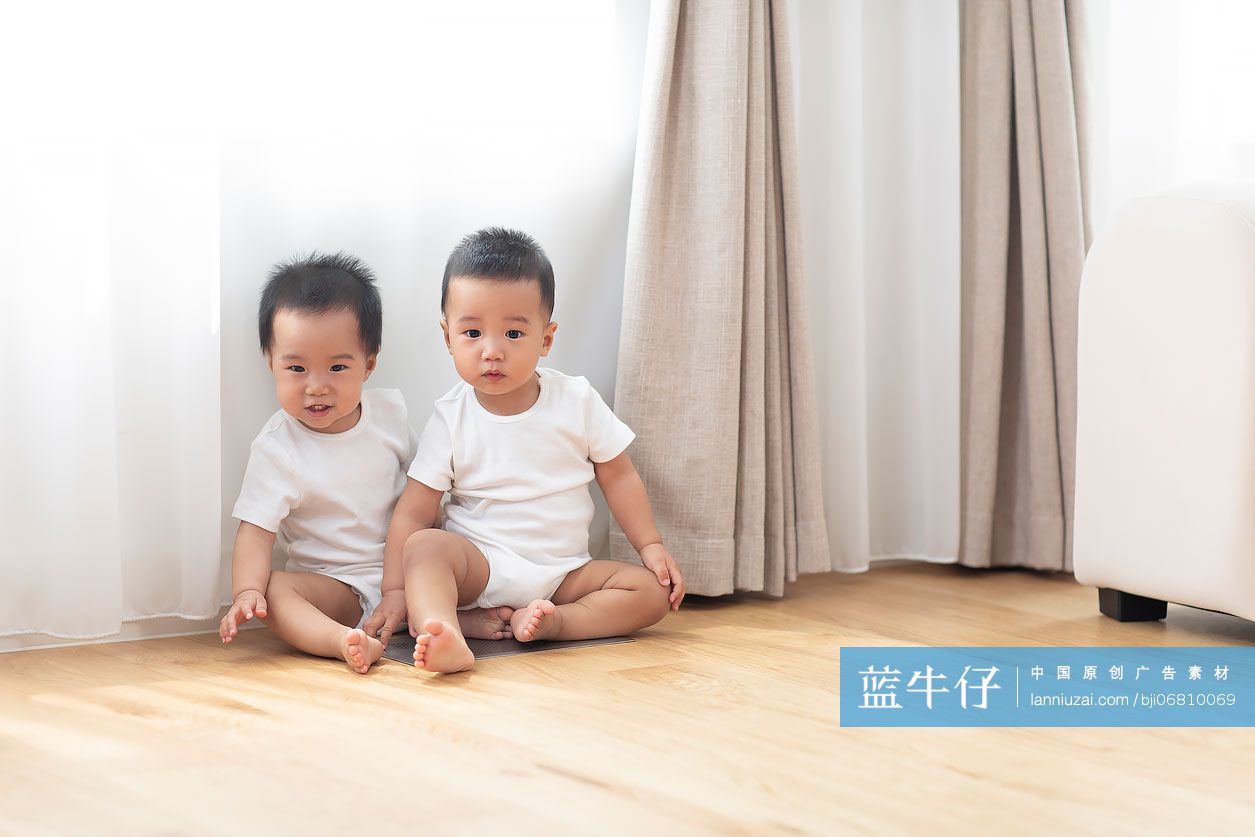 可爱的龙凤胎宝宝在家玩耍