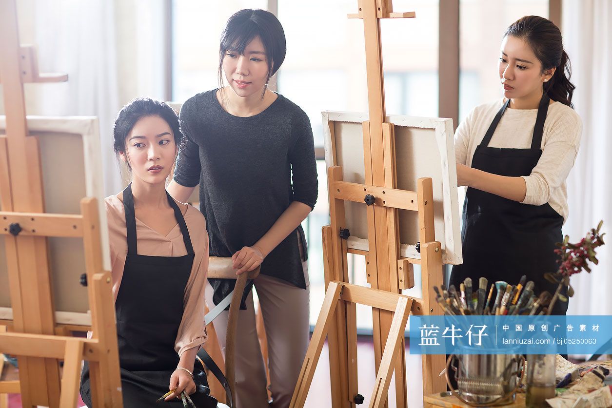 美术老师教年轻女子画画