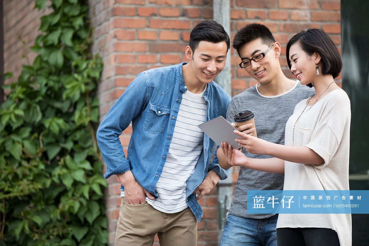 自信的设计师团队在户外讨论