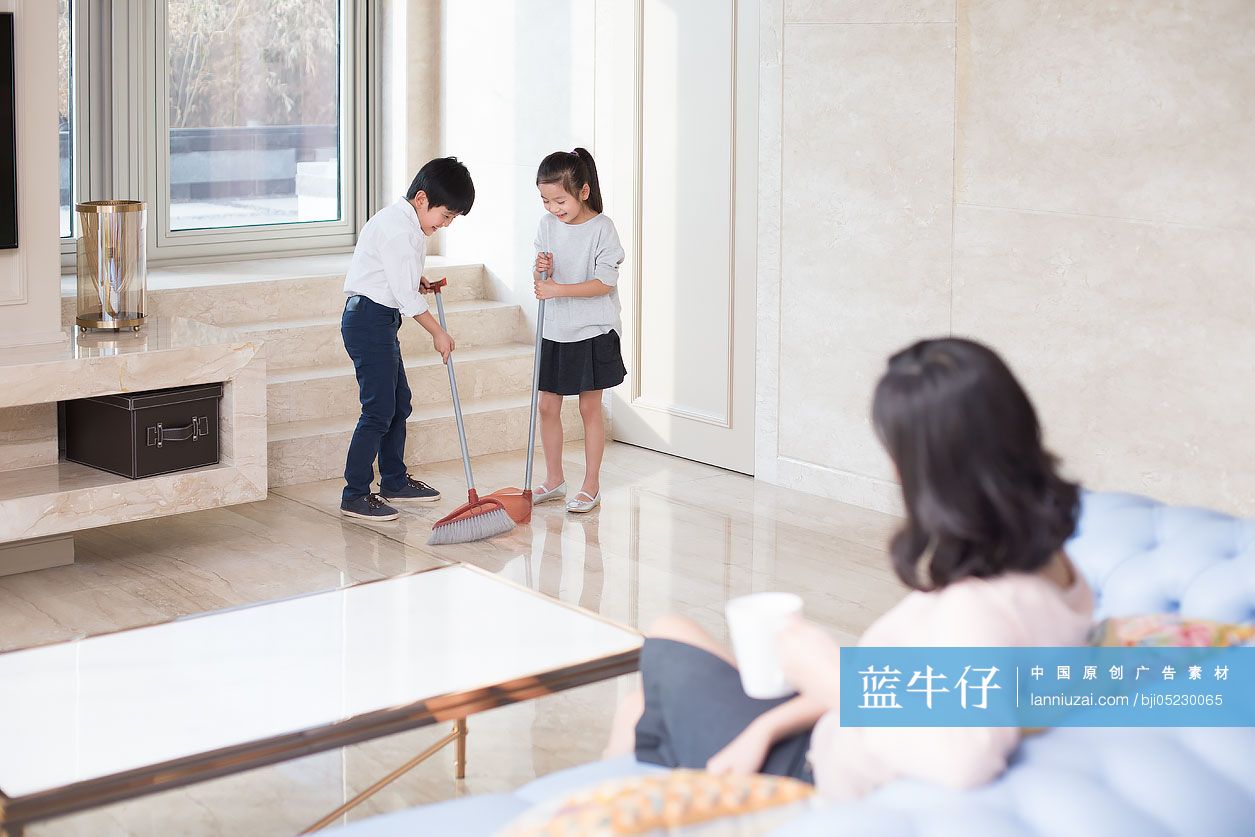 快乐的兄妹俩在客厅扫地