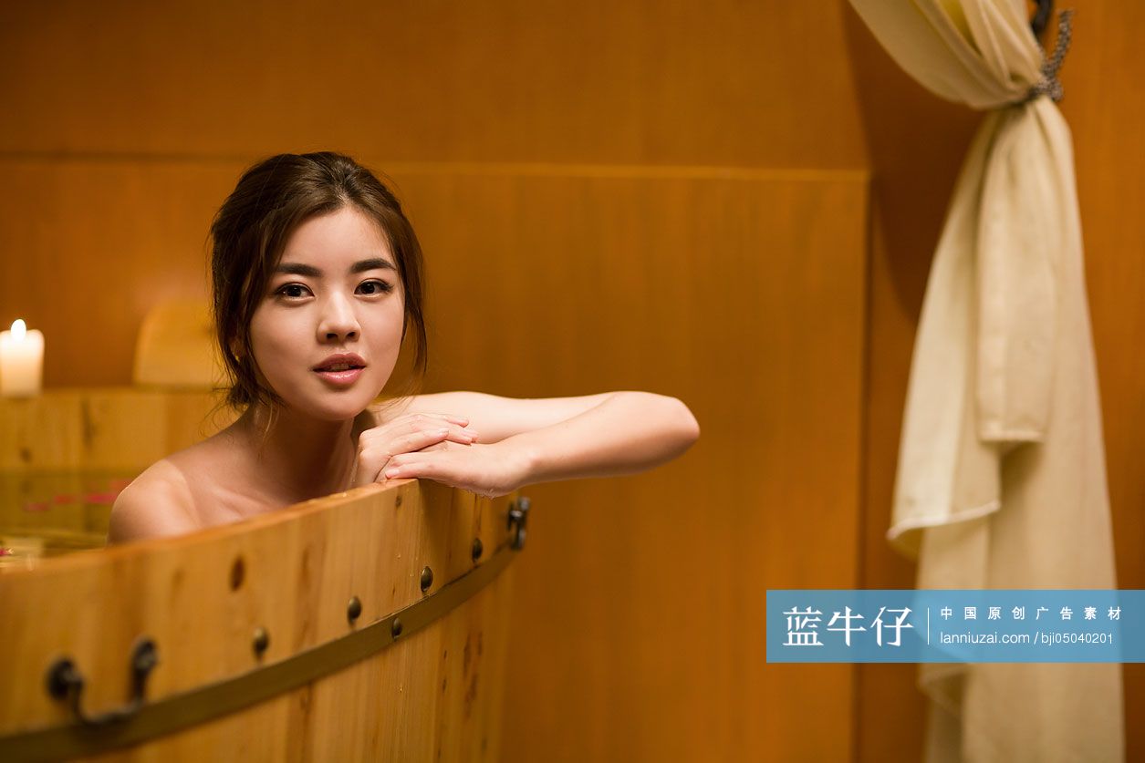 年轻美女泡花瓣浴-蓝牛仔影像-中国原创广告影像素材