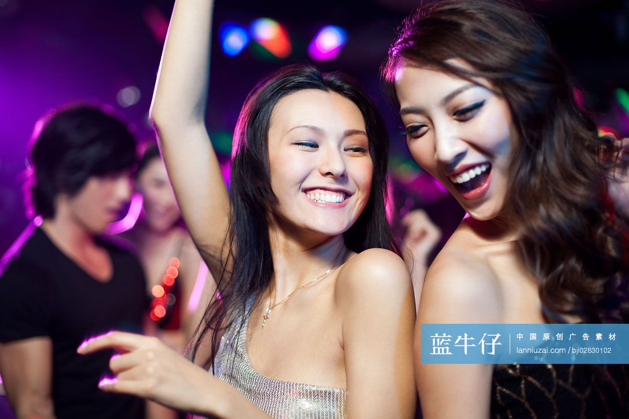 时尚年轻人在酒吧跳舞-蓝牛仔影像-中国原创广告影像素材