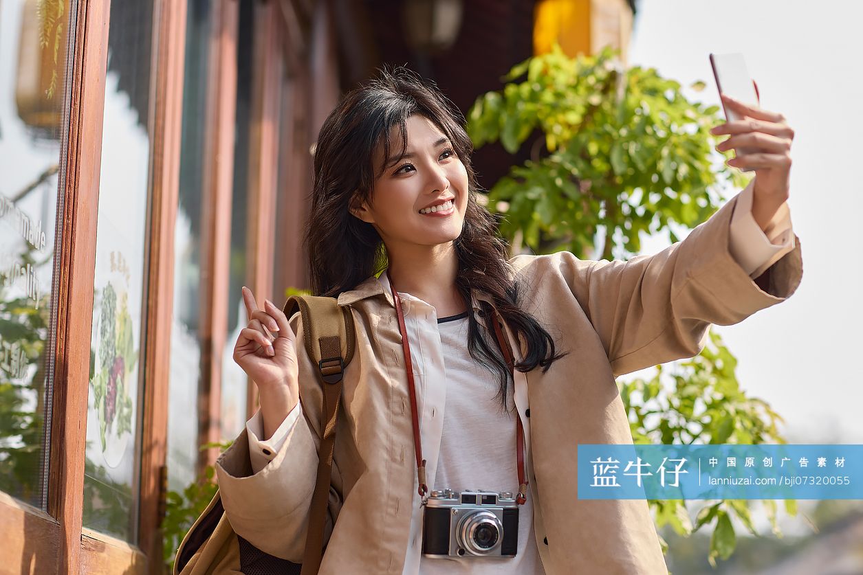 快乐的年轻女性在北京旅游