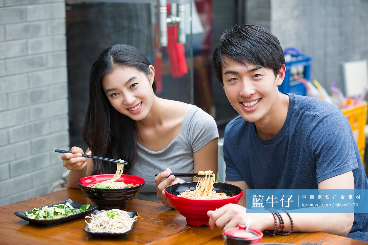 年轻情侣一起吃午餐