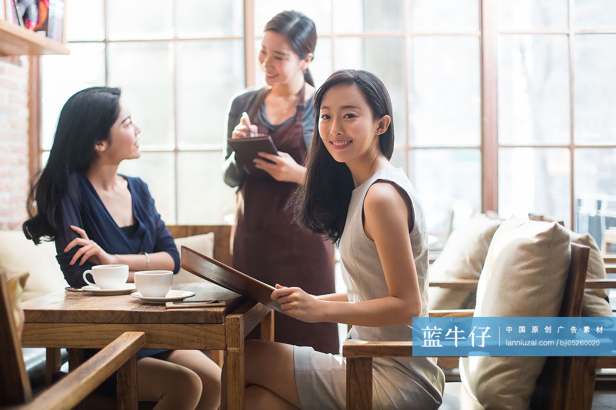 闺蜜在咖啡馆喝咖啡