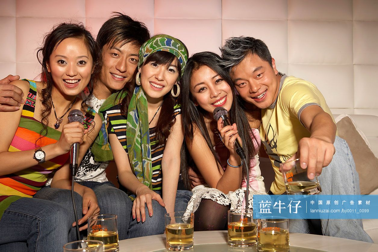 年轻朋友一起唱歌