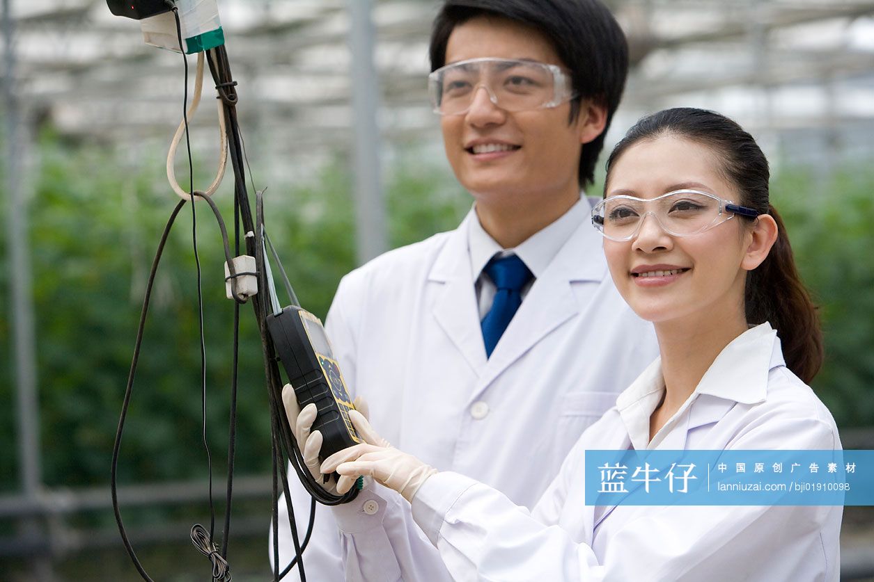 农艺师在现代农庄做科学研究