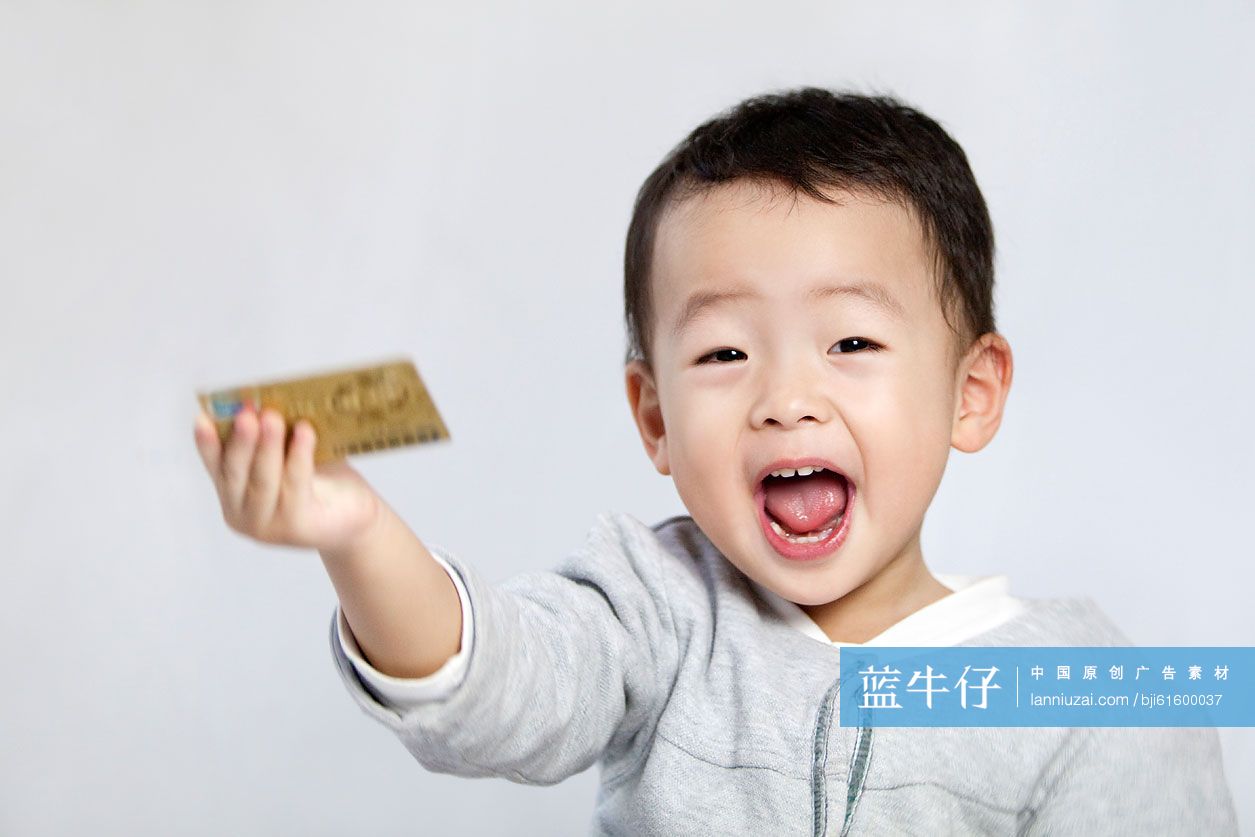 兴奋的小男孩与银行卡