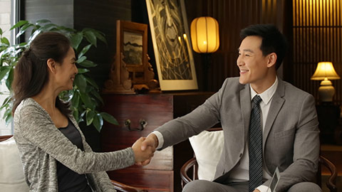 Chinese financial advisor talking with mature woman,HD
