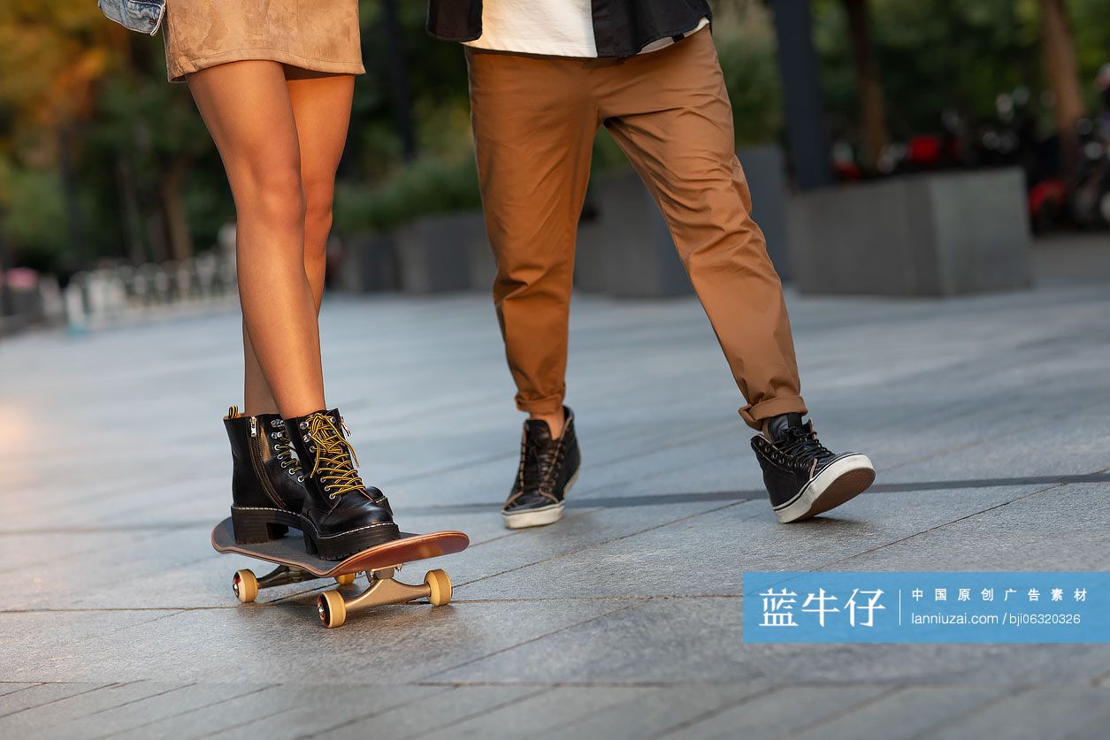 年轻情侣户外玩滑板