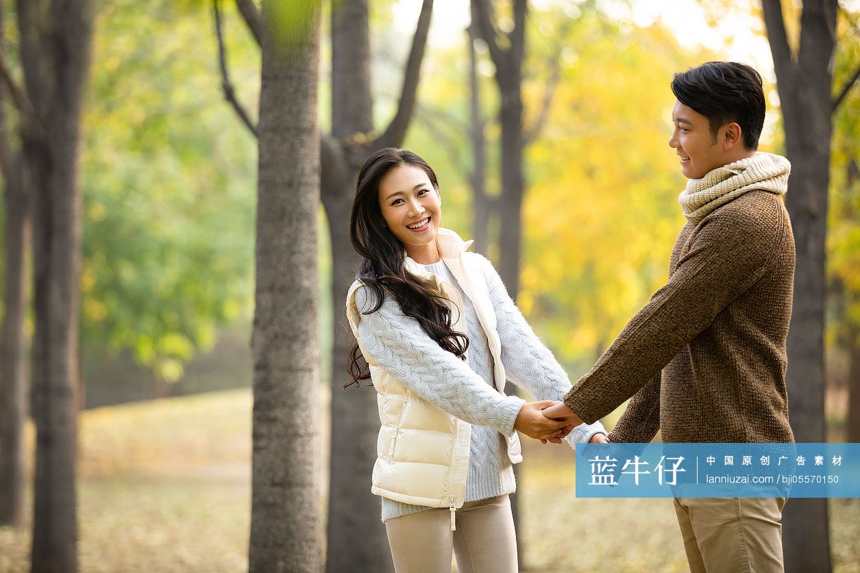 快乐的年轻情侣在树林里约会-蓝牛仔影像-中国原创广告影像素材
