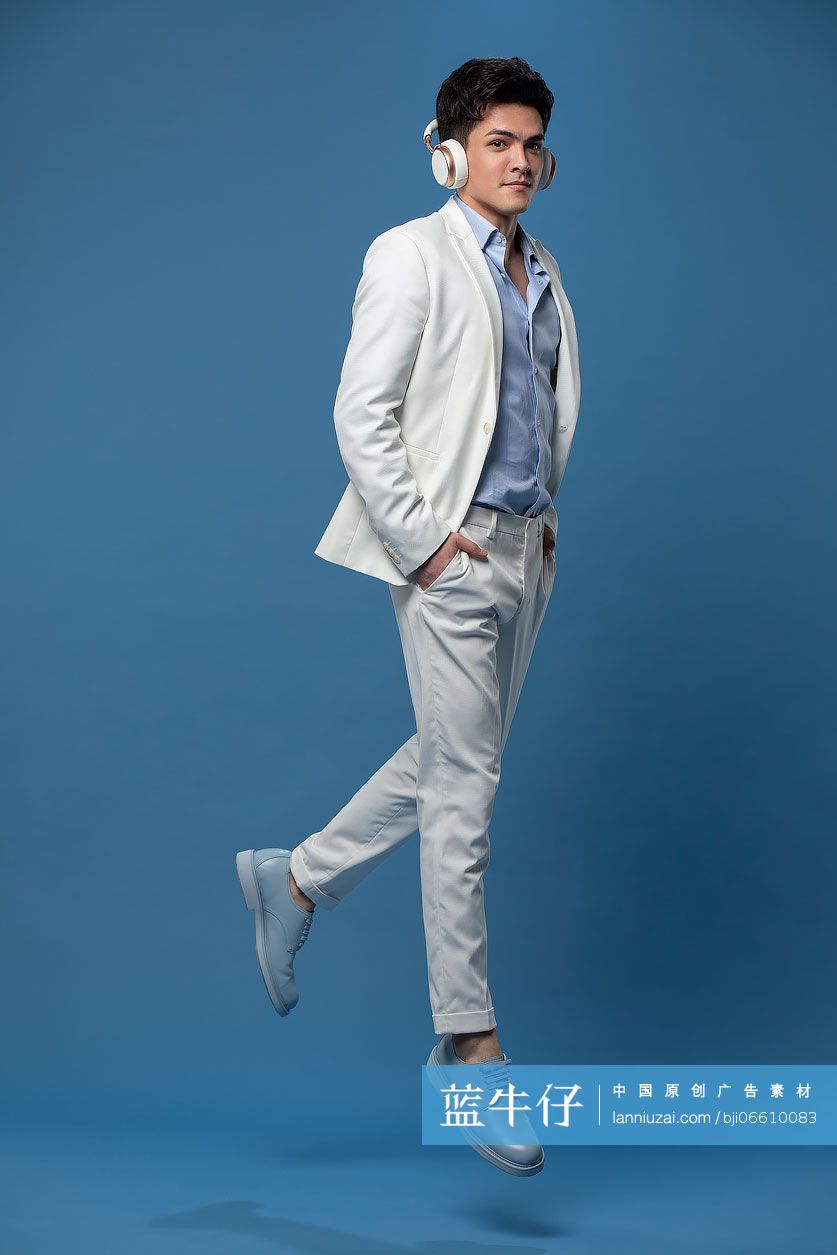 年轻男子听音乐