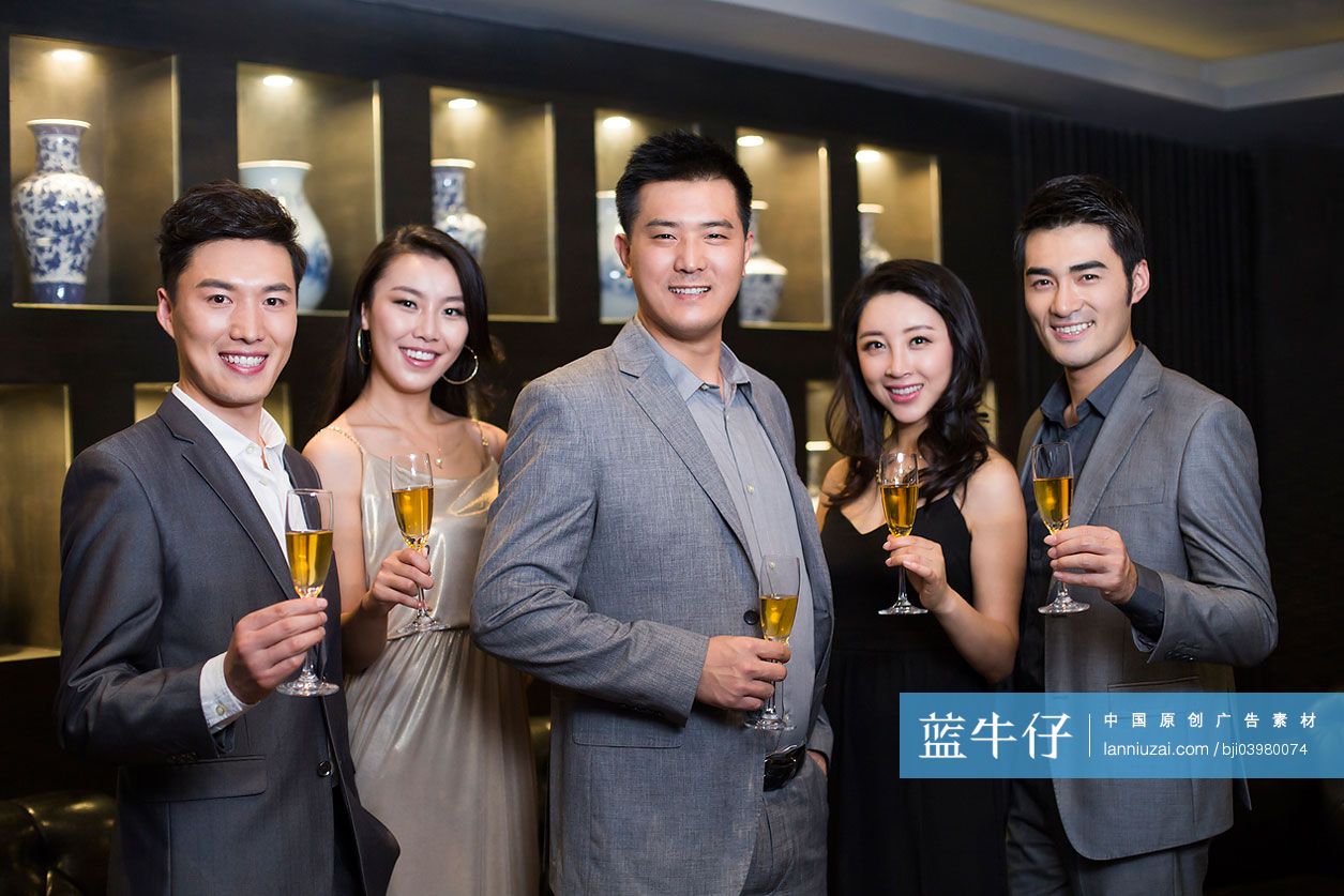 年轻人在高档会所聚会喝酒