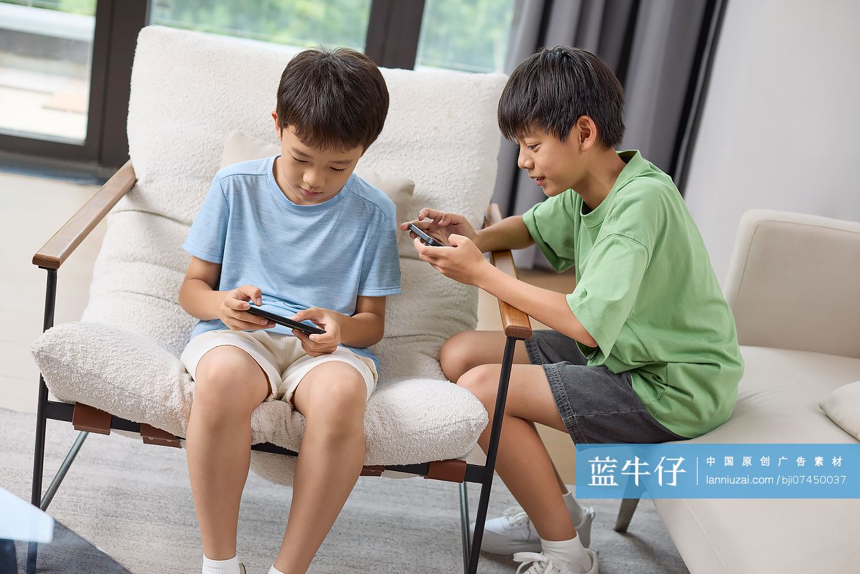 男孩们玩手机游戏