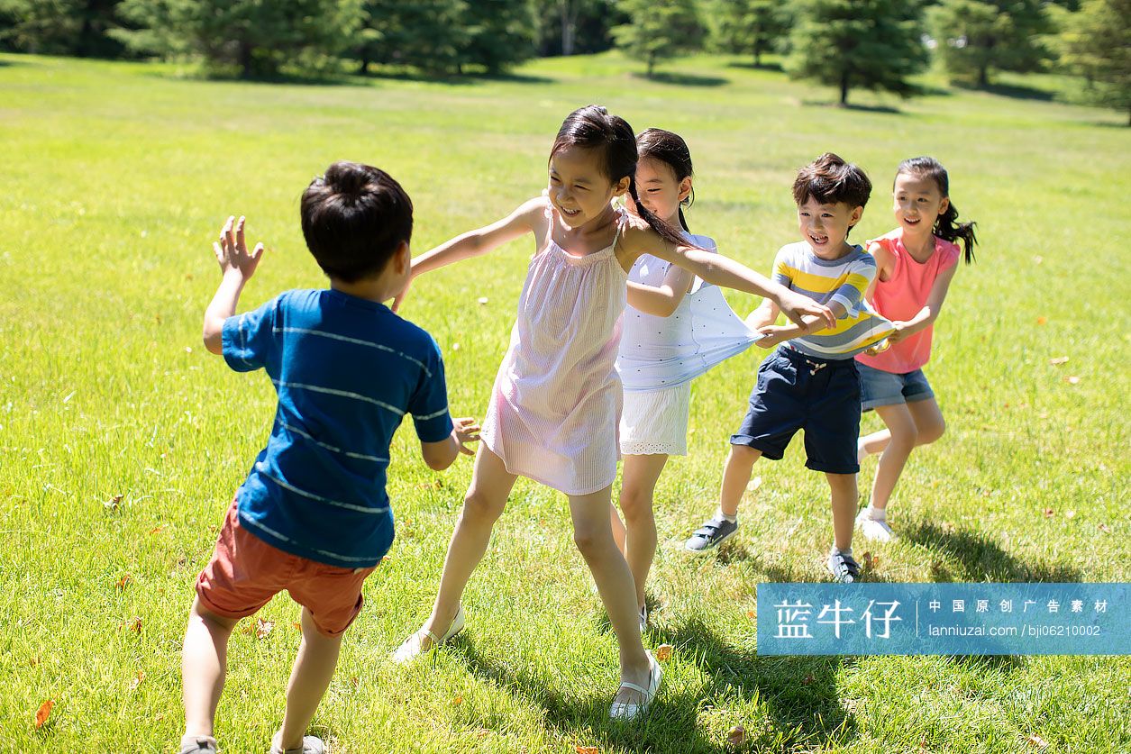 快乐的儿童在草地玩游戏